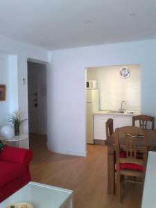 ネルハにあるApartamento Azulのリビングルーム(赤いソファ付)、キッチン