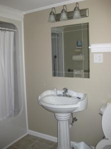 Kylpyhuone majoituspaikassa The Chatham Motel
