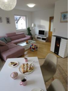 una sala de estar con una mesa con comida. en Winter Iris, en Kupres