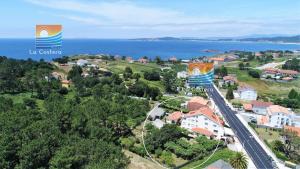 widok miasta z lotu ptaka z widokiem na ocean w obiekcie Hotel La Costera w mieście A Lanzada
