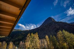 Vista generica sulle montagne o vista sulle montagne dall'interno dell'appartamento