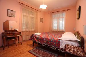 ein Schlafzimmer mit Bett, Schreibtisch und Fernseher in der Unterkunft Split Apartments Peric in Split