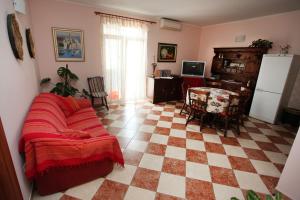ein Wohnzimmer mit Sofa und Schachbrettboden in der Unterkunft Split Apartments Peric in Split