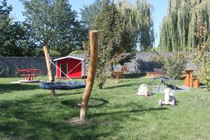 una zona de juegos para niños con un parque infantil en el césped en Conifer Cottage IdyllicPrague, en Praga