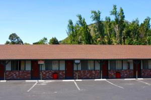 un gran edificio de ladrillo rojo con aparcamiento en Homestead Motel, en San Luis Obispo