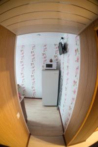 キロフスクにあるПарковая 3の小さなキッチン(小型冷蔵庫付)が備わる客室です。