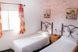 マラガにあるVilla Franciscaのベッドルーム1室(ベッド2台、窓付)