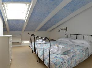 アマルフィにあるIl Velieroの青い天井のベッドルーム1室