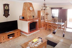een woonkamer met een open haard en een eetkamer bij Villa Francisca in Málaga