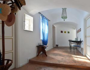 アマルフィにあるIl Velieroの青いカーテンとテーブルのある廊下
