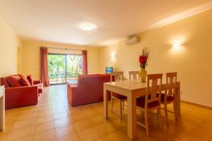 a dining room and living room with a table and chairs at Apartamento Boa Estrela in Luz