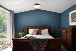Postel nebo postele na pokoji v ubytování The Blue Barn