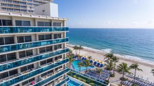 einen Luftblick auf ein Hotel und den Strand in der Unterkunft Ocean Sky Hotel & Resort in Fort Lauderdale