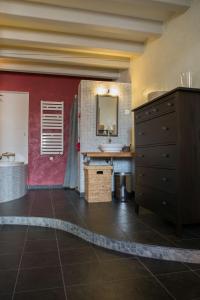 La salle de bains est pourvue d'un lavabo et d'un miroir. dans l'établissement Les Ruchers d'Emile, à Landécourt