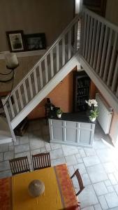 LandécourtにあるLes Ruchers d'Emileの階段、テーブル、椅子が備わる客室です。