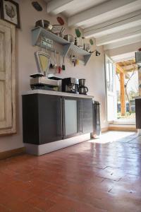 une cuisine avec un comptoir avec des casseroles et des poêles dans l'établissement Les Ruchers d'Emile, à Landécourt