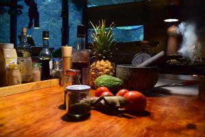 uma mesa com garrafas de vinho e frutas e legumes em Monte La MaMa Ecolodge em Viotá