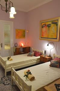 Ένα ή περισσότερα κρεβάτια σε δωμάτιο στο Pireas Port next to Metro Artistic House