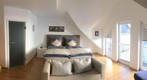 a bedroom with a bed and a couch in it at Gästehaus Weingut Meierer in Kesten