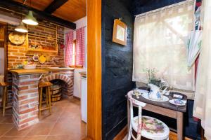 une cuisine avec une cheminée en briques et une table dans l'établissement Cottage in the City, à Zagreb