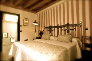 1 dormitorio con 1 cama grande en una habitación en Hotel-Hospedería los Templarios, en Sepúlveda