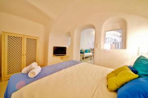 Un dormitorio con una cama con dos toallas encima. en Chroma Suites, en Oia 23 fotos más