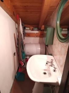 Um banheiro em Appartamento Piancavallo