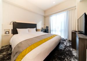 Televiisor ja/või meelelahutuskeskus majutusasutuses Daiwa Roynet Hotel Himeji