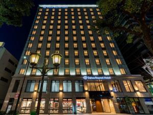 un edificio con una luz de la calle delante de él en Daiwa Roynet Hotel Himeji en Himeji