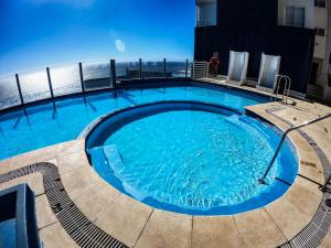 una gran piscina en la parte superior de un edificio en Euromarina 2, en Viña del Mar