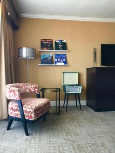 A seating area at The Dylan Hotel at SFO