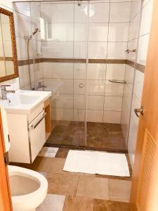 W łazience znajduje się prysznic, toaleta i umywalka. w obiekcie The third great-uncle's house w mieście Baihe