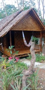 een klein gebouw met een hangmat ervoor bij Dahla Lanta Hut in Koh Lanta