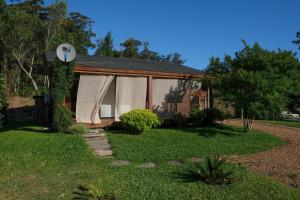 una casa con ventana y patio en Las cabañas de macarena 2, en Punta del Este