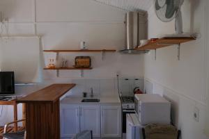 cocina pequeña con fregadero y fogones en Las cabañas de macarena 2, en Punta del Este