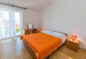 Un pat sau paturi într-o cameră la Apartments Matejka I