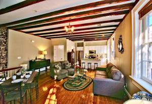uma sala de estar com um sofá e uma mesa em Comfy Carriage House Steps from the River em Savannah