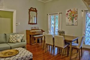 ein Wohnzimmer mit einem Tisch und einem Klavier in der Unterkunft Beautiful 6 Bed, 5 Bath Historic Savannah Home in Savannah