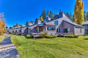 una fila de casas en un césped en Lakeland Village at Heavenly en South Lake Tahoe