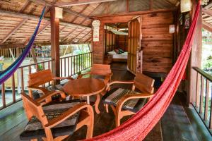 Ein Sitzbereich in der Unterkunft Castaway Resort Koh Lipe