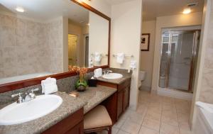 Koupelna v ubytování Suites at Tahiti Village Resort and Spa-No Resort Fee