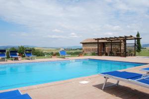 Swimming pool sa o malapit sa Agriturismo Ragoncino