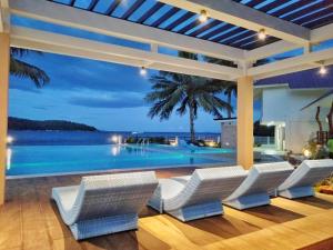Bazén v ubytování Nirvana Resort Puerto Galera nebo v jeho okolí