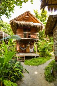 Ein Garten an der Unterkunft Castaway Resort Koh Lipe