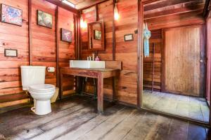 Ein Badezimmer in der Unterkunft Castaway Resort Koh Lipe