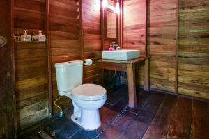 Ein Badezimmer in der Unterkunft Castaway Resort Koh Lipe