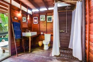 ein Badezimmer mit Toilette und Waschbecken in der Unterkunft Castaway Resort Koh Lipe in Ko Lipe + 37 Fotos