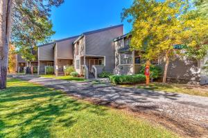 una casa con una entrada delante de ella en Lakeland Village at Heavenly en South Lake Tahoe