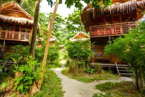 Een tuin van Castaway Resort Koh Lipe