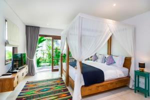 Postel nebo postele na pokoji v ubytování Calma Ubud Suite & Villas - Rice Fields View, Infinity Pool ! + 37 fotografií